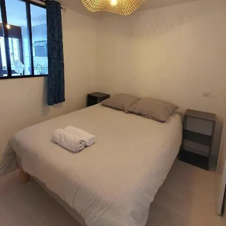 Bel Climatise Refait A Neuf 100 M De L'ocean Et Toutes Commodites 3 E Etage Sans Ascenseur *