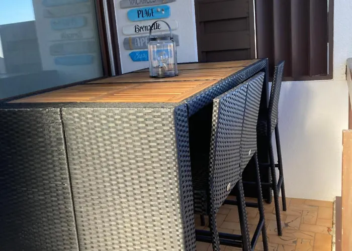 Apartment Bel Climatise Refait A Neuf 100 M De L'ocean Et Toutes Commodites 3 E Etage Sans Ascenseur *